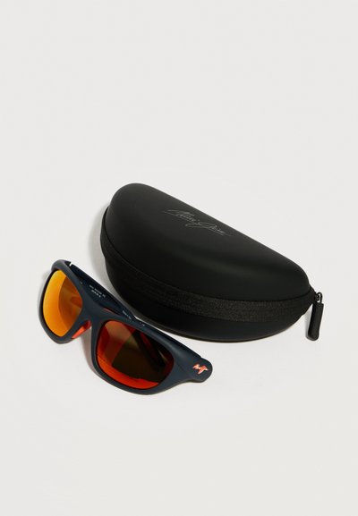 Προστατευτικά γυαλιά ηλίου με μαύρο πλαίσιο και πορτοκαλί φακούς δίπλα σε μαύρη θήκη με φερμουάρ, σε λευκό φόντο.