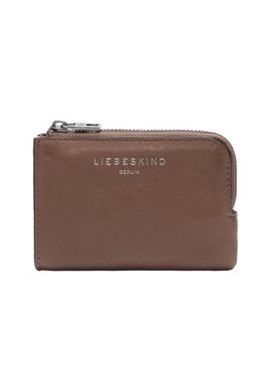 Portefeuille en cuir marron avec une texture lisse, fermeture éclair et détails en logo argenté. Design compact avec des bords arrondis et un style minimaliste.