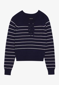 Mörkblå stickad tröja med vita horisontella ränder. Har en rundad halsringning, snörningsdetalj på framsidan samt ribbade ärmslut och nederkant.