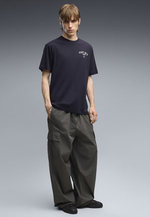 Puma, GRAPHIC PUMA CAFE RELAXED T-SHIRT - Printtipaita - new navy