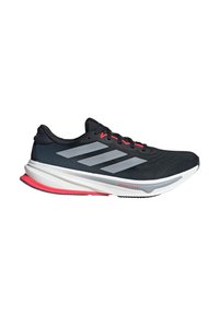 Zapatilla de correr negra con parte superior de malla, rayas grises y detalles en rosa. Presenta una entresuela blanca y una suela exterior texturizada negra.