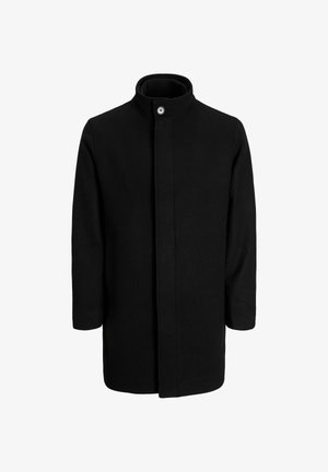 Juodas paltas su aukštu apykakle, sagčių uždarymu ir šoninėmis kišenėmis. Lygi, tekstūruota medžiaga su tiesiu, laisvu siluetu.