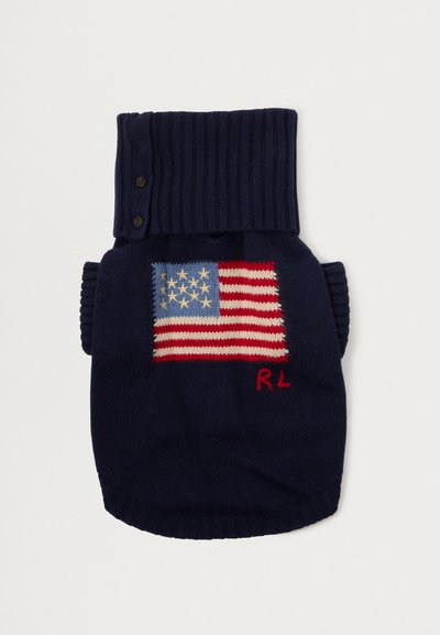Suéter de perro de punto en color marino con cuello acanalado, que presenta una bandera americana bordada y "RL" en hilo rojo en un lado.