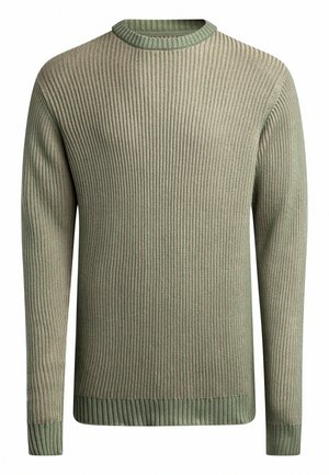 Suéter de punto verde con canalé, que presenta un cuello redondo y una textura en la tela, con rayas claras en contraste y puños y dobladillo acanalados.