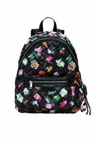 Mochila negra de tela tejida con un patrón floral en tonos de rosa, verde y blanco. Cuenta con un bolsillo delantero con cremallera y detalles en cuero.