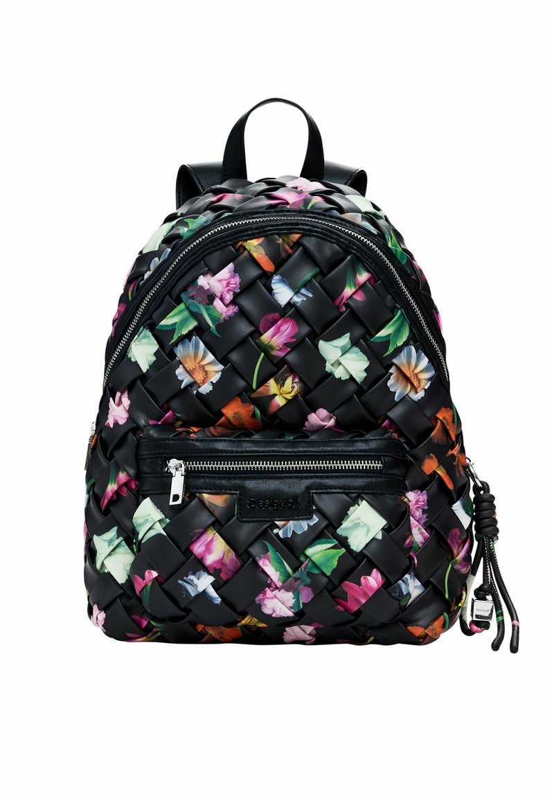 Mochila negra de tela tejida con un patrón floral en tonos de rosa, verde y blanco. Cuenta con un bolsillo delantero con cremallera y detalles en cuero.