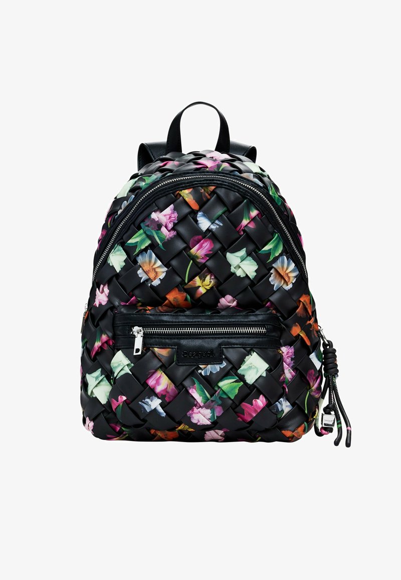 Sac à dos noir tissé avec un motif floral dans des nuances de rose, de vert et de blanc. Dispose d'une poche zippée à l'avant et d'accents en cuir.