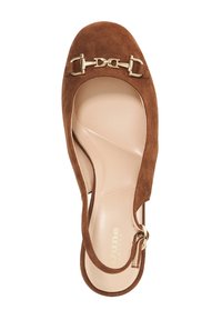 Bruine suède slingback schoen met een ronde neus, voorzien van een goudkleurig hardwareaccent. Gladde, lichtgekleurde binnenzool. Verstelbare strap.
