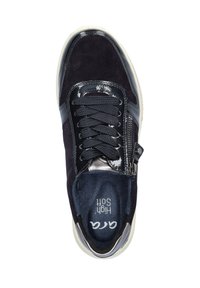 Baskets en daim bleu marine et cuir verni avec bout rond, lacets plats, fermeture éclair sur le côté et semelle en caoutchouc de couleur claire. Semelle intérieure imprimée "High Soft".