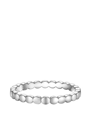 Bague en argent avec un design lisse et arrondi. Présente une série de perles ovales régulièrement espacées le long de l'anneau.
