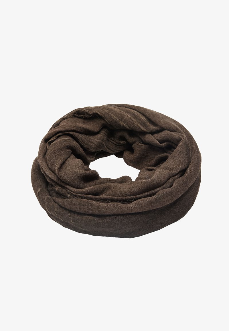 Brązowy, okrągły szalik z dzianiny o miękkiej teksturze, z warstwowym wzorem i lekkim strzępieniem na brzegach.