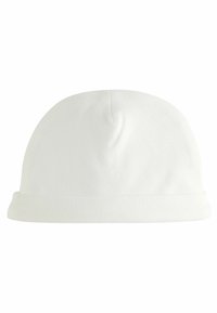 Miękka biała czapka beanie z podwiniętym brzegiem, wyeksponowana na jednolitym białym tle.