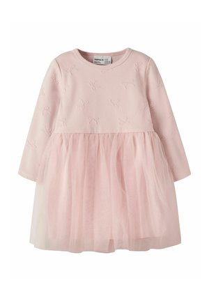 Robe rose pâle à manches longues pour tout-petit avec des nœuds texturés sur le corsage et une jupe en tulle douce et transparente.