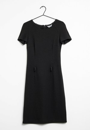 Robe noire à manches courtes, longueur au genou, avec un col rond, suspendue à un cintre noir sur un fond blanc.