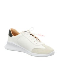 Weiße Leder-Sneaker mit hellgrauen Wildlederakzenten, schwarzem Fersensteg und einer weißen Gummisohle. Verfügt über traditionelle Schnürung und ein minimales Design.
