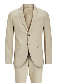 Beige tweedelig herenenpak met notch-revers blazer, twee knopen aan de voorkant, klepzakken en bijpassende broek, getoond op een witte achtergrond.