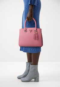 Guess NOELLE GIRLFRIEND SATCHEL - Håndtasker - pink