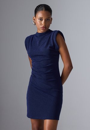 Abito blu navy a maniche corte in tessuto testurizzato con un leggero luccichio. Design aderente con dettagli arricciati sul lato.