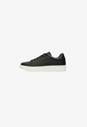 Sneakers in pelle nera con una texture liscia, punta tonda, sei fori per i lacci e una suola in gomma bianca. Design minimalista con cuciture sottili.