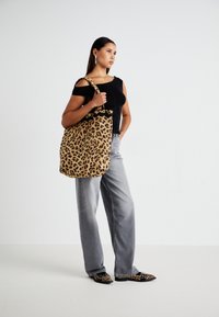 Weekday RUCHED OFF SHOULDER - Apdrukāts T-krekls - black