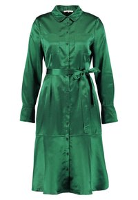 Robe-chemise midi en satin vert avec manches longues, boutonnage sur le devant, deux poches poitrine, ceinture nouée à la taille et ourlet évasé.
