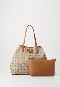 Sac tote en toile beige avec motif de logo, anses en cuir marron et fermoir en métal. Inclut une pochette en cuir marron assortie avec fermeture éclair.