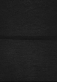 Czarna tkanina o gładkiej fakturze, z poziomym szwem dzielącym górną i dolną część. Brak widocznych wzorów i elementów metalowych.