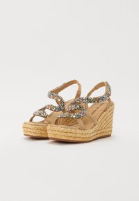 Bež suede platform sandale s tkanim jute potplatom. Ukrašene višebojnim cirkonima u spiralama na trakama.
