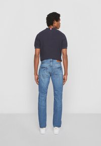 Tommy Hilfiger DENTON NAPLES - Sirgete säärtega teksad - naples