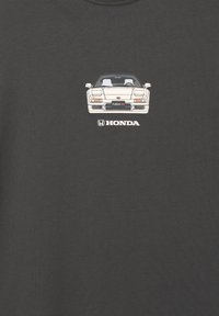 Fronter illustration af en hvid Honda NSX-R sportsvogn over Honda-logoet på en mørk stofbaggrund.