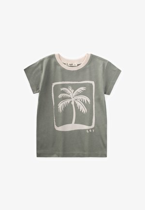 Zeleni bombažni majica s kratkimi rokavi, ki prikazuje belo grafiko palme znotraj kvadratne obrobe in svetlo rožnato rebrasto ovratnik.