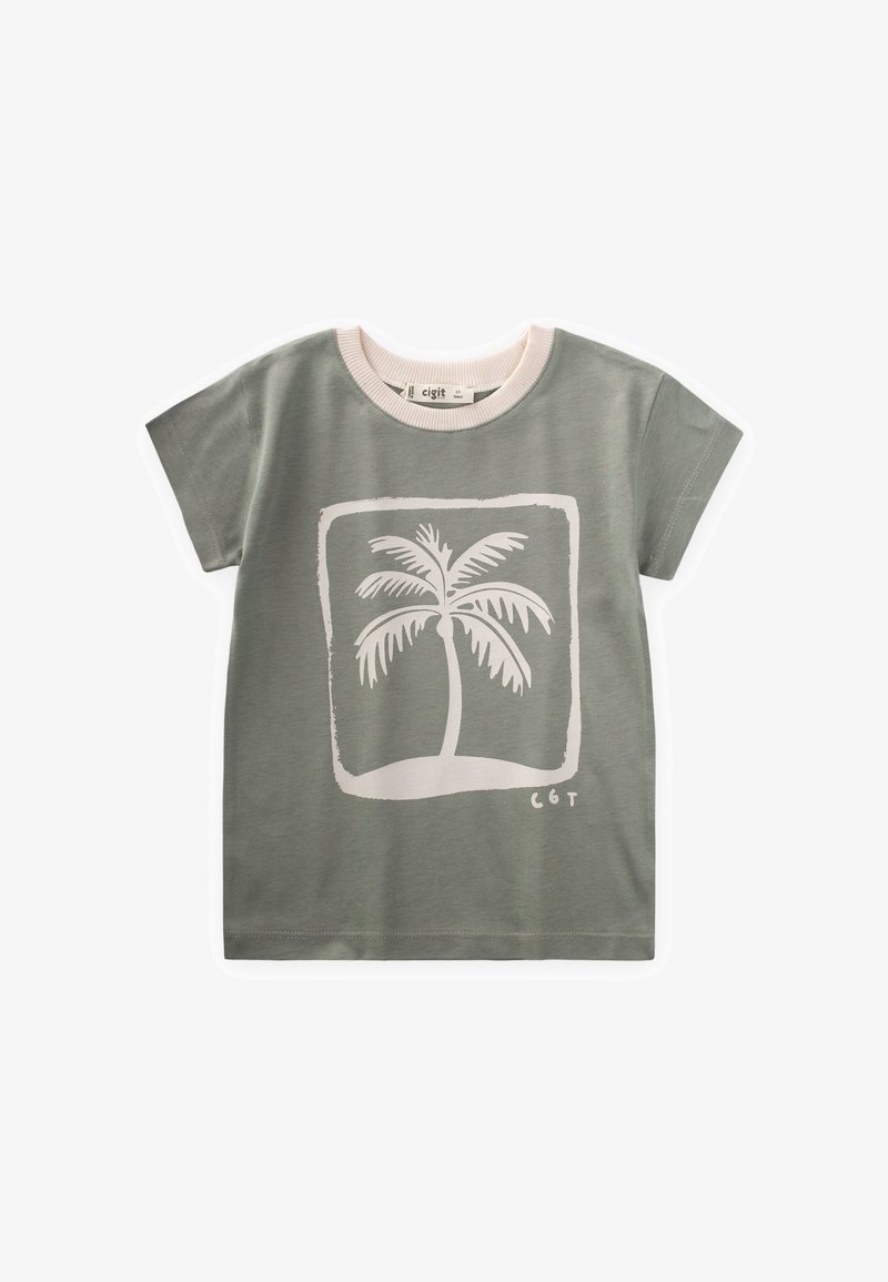T-shirt verde in cotone a maniche corte, con una grafica di una palma bianca all'interno di una cornice quadrata e un colletto a coste rosa chiaro.