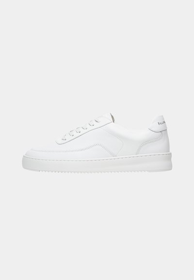 Weißer Sneaker mit niedrigem Schaft, Schnürdesign, glattem Lederobermaterial und dicker Sohle, von der Seite auf einfachem Hintergrund gezeigt.