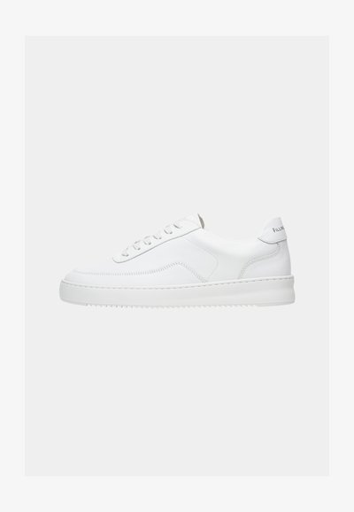 Weißer Sneaker mit niedrigem Schaft, Schnürdesign, glattem Lederobermaterial und dicker Sohle, von der Seite auf einfachem Hintergrund gezeigt.