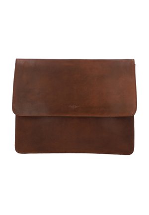 Brun læder clutchtaske med fold-over klap og subtilt præget logo i midten foran.