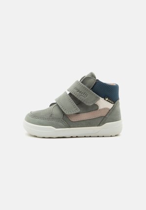 Baskets montantes grises pour tout-petit avec doubles bandes Velcro, semelle blanche, col en mesh bleu marine et accent latéral rose, avec étiquette imperméable Gore-Tex.