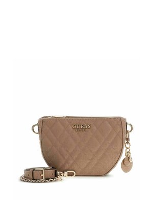 Sac bandoulière matelassé beige de Guess avec logo doré, fermeture éclair, sangle ajustable avec chaîne, et breloques rondes de la marque sur le côté.