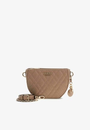 Sac bandoulière matelassé beige de Guess avec logo doré, fermeture éclair, sangle ajustable avec chaîne, et breloques rondes de la marque sur le côté.