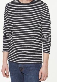 Randig långärmad skjorta i marinblå och vit bomull, med rund hals och horisontella ränder i varierande bredder.