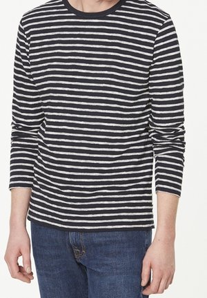 Gestreepte lange mouw shirt in marineblauw en wit katoen, met een ronde hals en horizontale strepen van verschillende breedtes.
