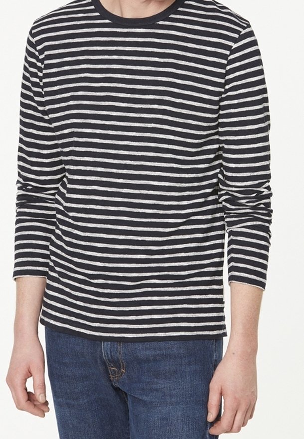 Randig långärmad skjorta i marinblå och vit bomull, med rund hals och horisontella ränder i varierande bredder.