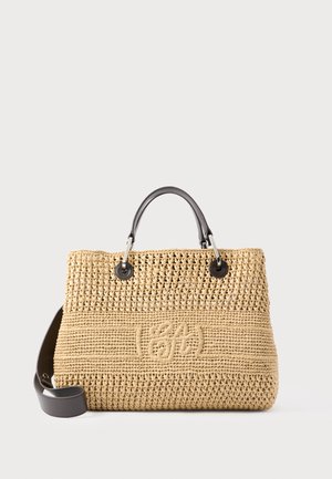 Bézs színű szövött bevásárlótáska fekete, kerek fogantyúkkal és levehető fekete vállpánttal, melynek elején a márka texturált monogramja látható középen.