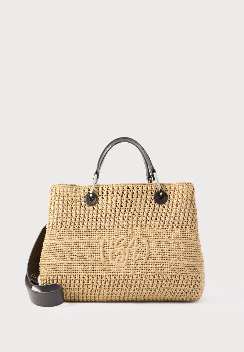 Μπεζ υφαντή τσάντα tote με μαύρες στρογγυλές λαβές και αποσπώμενο μαύρο λουρί ώμου, με υφασμένους αρχικούς χαρακτήρες της μάρκας στο κέντρο μπροστά.