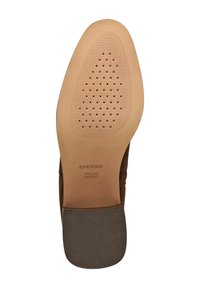 Podeszwa brązowego eleganckiego buta Geox, pokazująca perforowaną, oddychającą sekcję, teksturowany obcas z gumy oraz oznaczenie "Italian Patent".