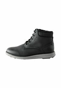 Botas de tobillo de cuero negro con parte superior texturizada, diseño de cordones y suela de goma gris. Presenta un forro suave y peludo en el cuello.