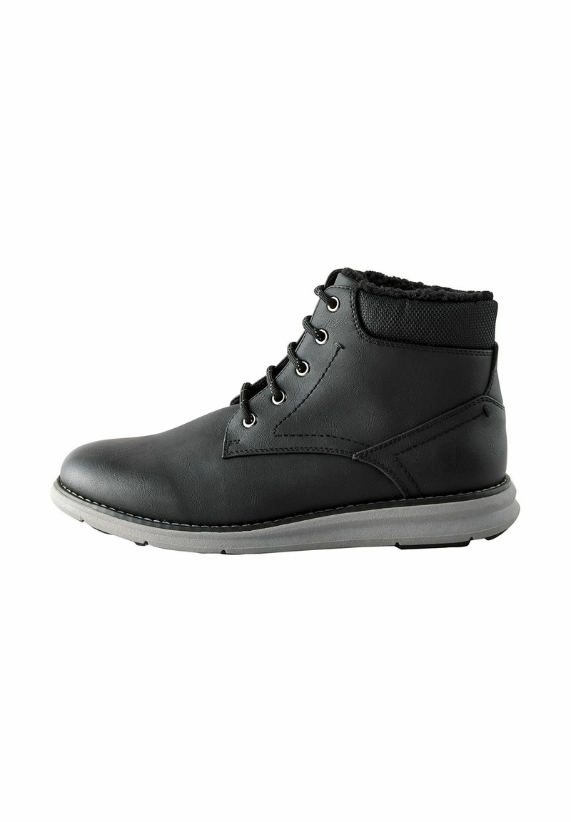 Schwarze Leder-Ankle-Boots mit strukturiertem Obermaterial, Schnürdesign und grauer Gummisohle. Mit einem weichen, flauschigen Futter am Kragen.