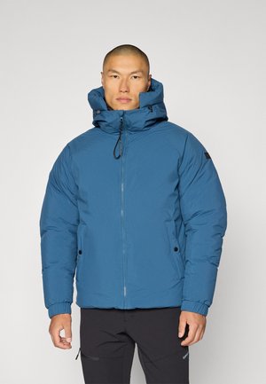 Blaue isolierte Jacke mit Reißverschluss, verstellbare Kapuze und elastischen Bündchen. Strukturierter Stoff und seitliche Taschen mit Druckknöpfen.
