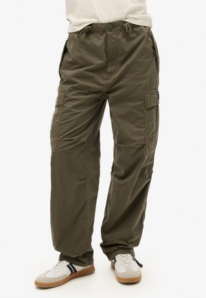 Olive green cargo pants, wykonane z lekkiego materiału, z elastycznym paskiem w talii, wieloma bocznymi kieszeniami i luźnym krojem.