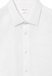 Camicia bianca slim-fit con bottoni realizzata in tessuto texturizzato. Presenta un colletto classico e cinque bottoni sul davanti. Etichetta del marchio visibile all'interno.