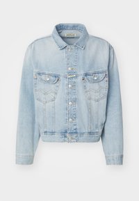 Chaqueta de denim azul claro con cuello, cierre frontal de botones, dos bolsillos en el pecho y un corte corto. Presenta detalles de costura.